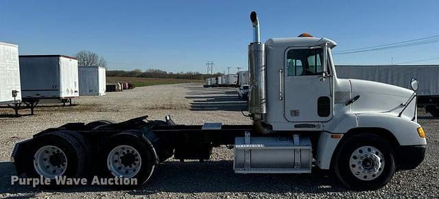 Image of Freightliner FLD112 equipment image 3