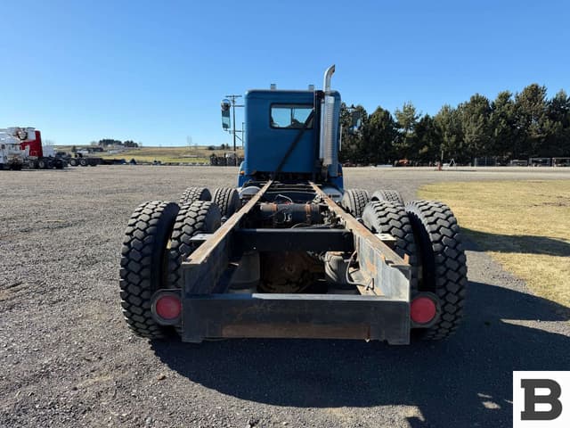 Image of Freightliner FLD112 equipment image 3