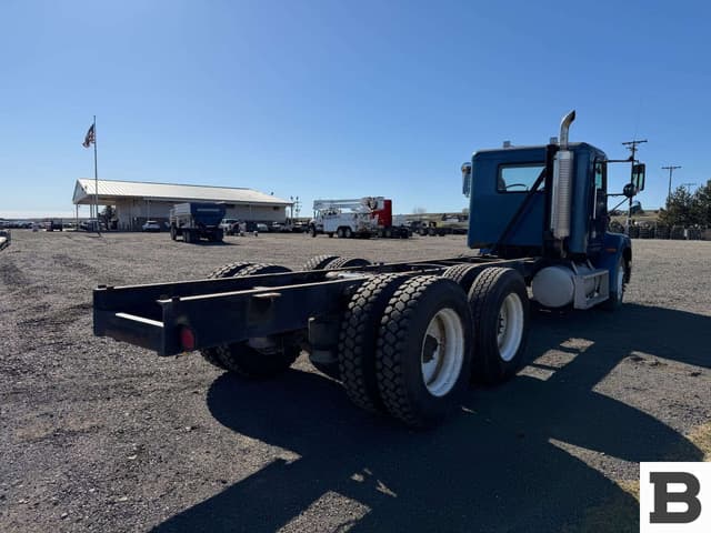 Image of Freightliner FLD112 equipment image 4