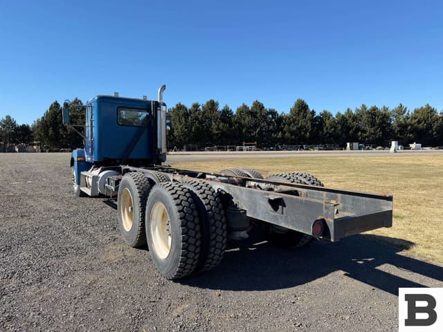 Image of Freightliner FLD112 equipment image 2