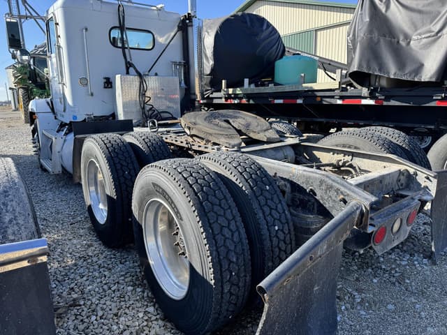 Image of Freightliner FLD120 equipment image 4