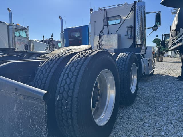 Image of Freightliner FLD120 equipment image 3