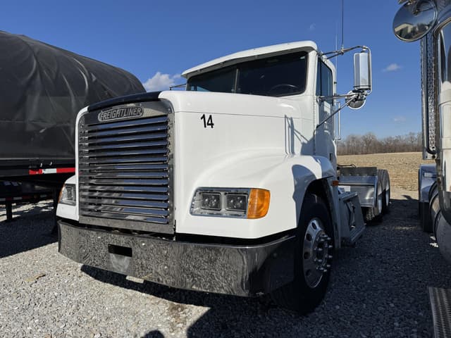 Image of Freightliner FLD120 equipment image 1