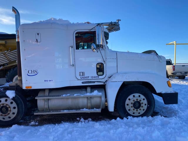 Image of Freightliner FLD120 equipment image 3