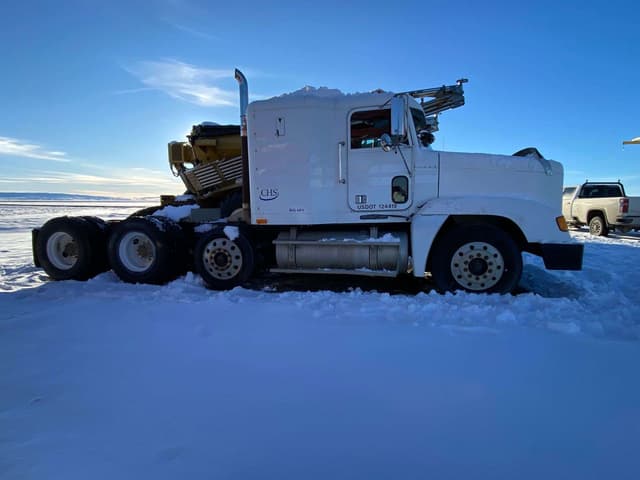 Image of Freightliner FLD120 equipment image 4