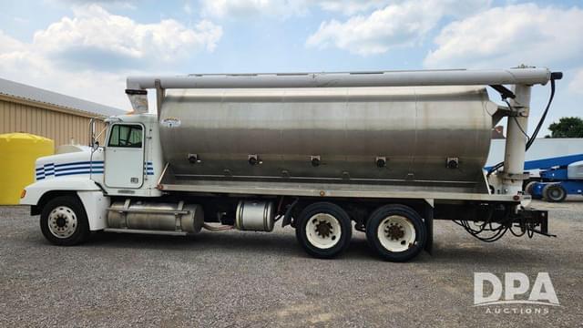 Image of Freightliner FLD120 equipment image 2