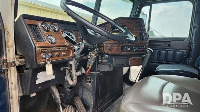 Image of Freightliner FLD120 equipment image 4