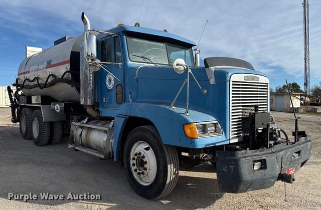 Image of Freightliner FLD-120 equipment image 2