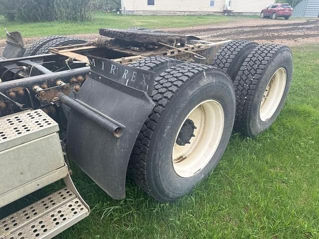 Image of Freightliner FLD120 equipment image 4