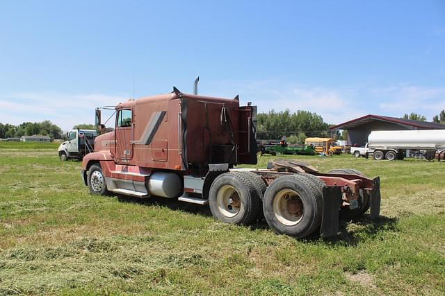 Image of Freightliner FLD120 equipment image 2