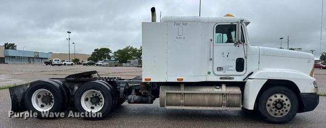Image of Freightliner FLD120 equipment image 3