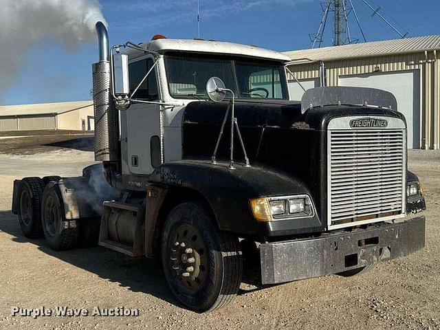 Image of Freightliner FLD120 equipment image 2