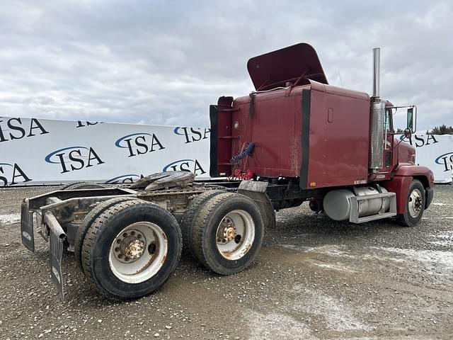 Image of Freightliner FLD120 equipment image 4