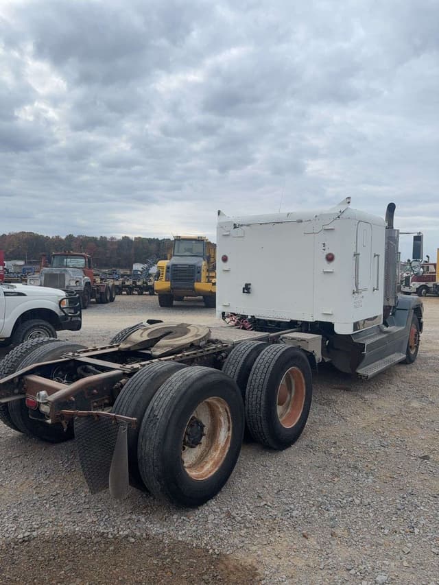 Image of Freightliner FLD120 equipment image 2