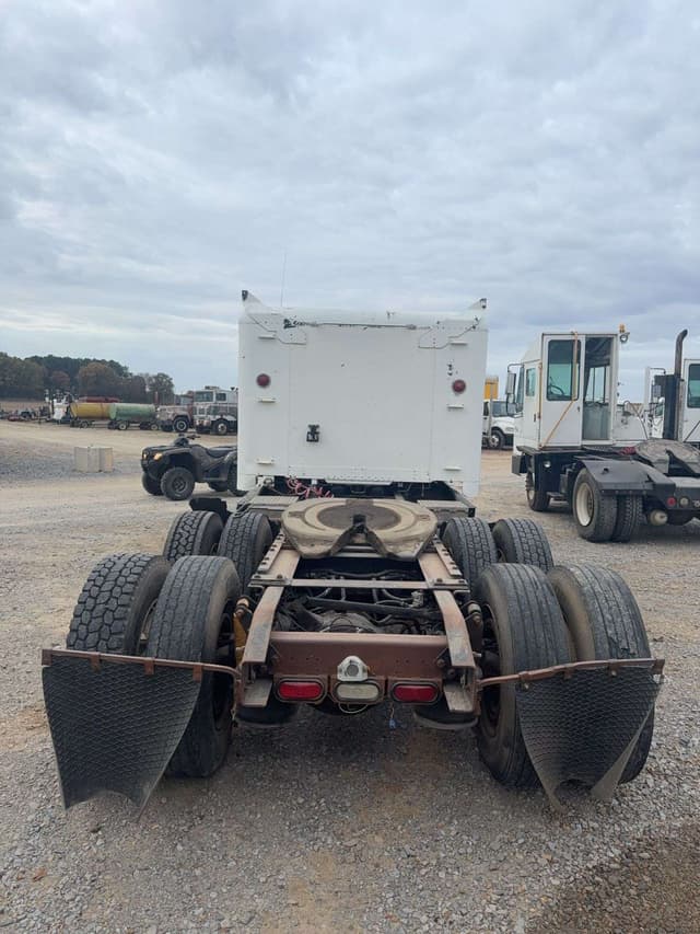 Image of Freightliner FLD120 equipment image 3