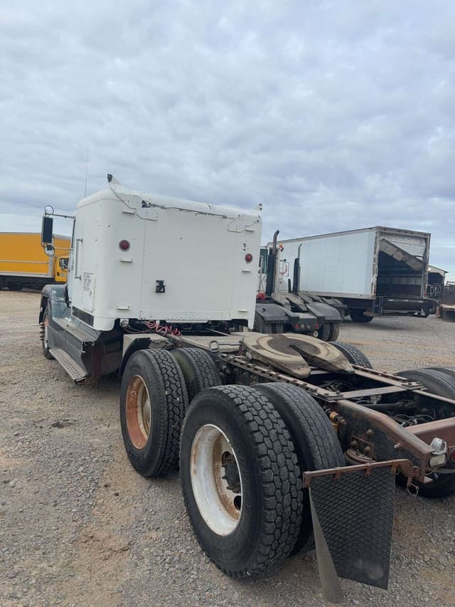 Image of Freightliner FLD120 equipment image 4