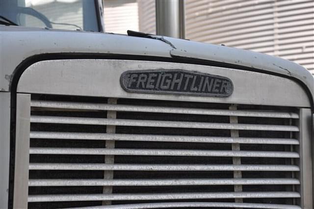 Image of Freightliner FLD120 equipment image 4