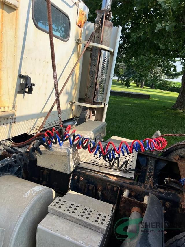 Image of Freightliner FLD120 equipment image 4