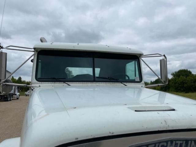 Image of Freightliner FLD equipment image 3