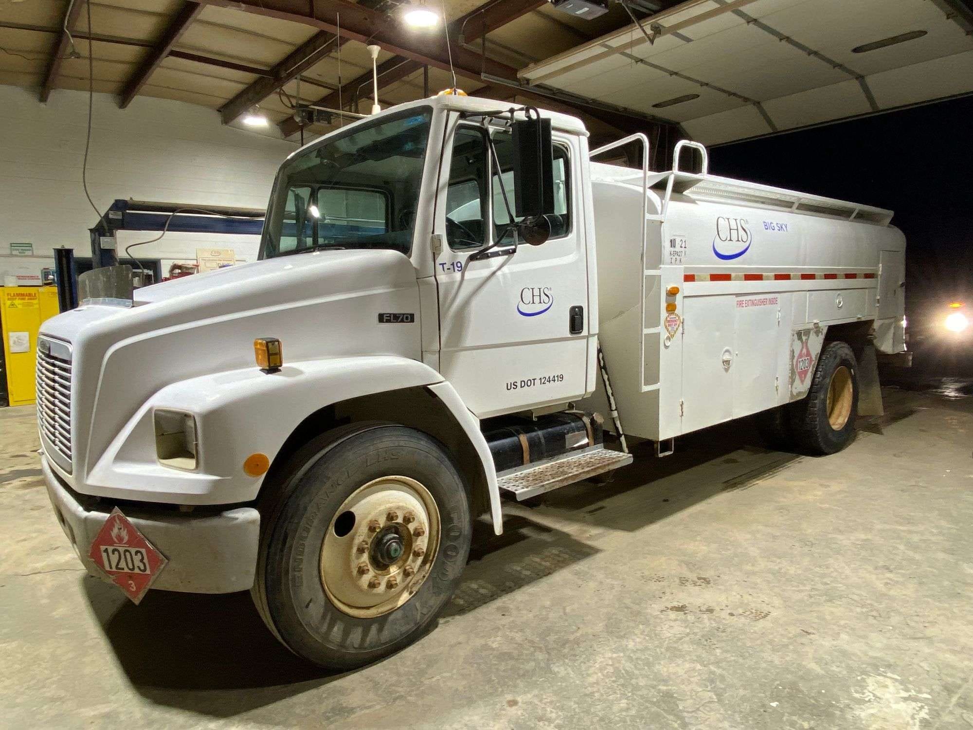 1995 Freightliner FL70 Equipment Image0