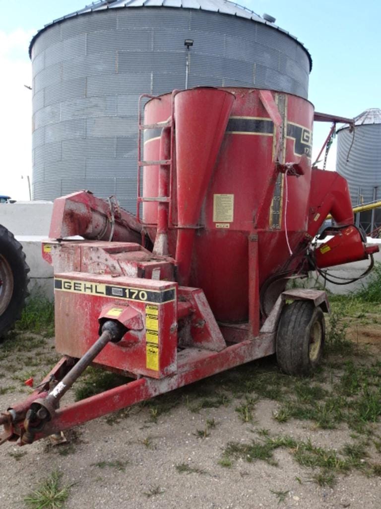 1995 Gehl 170 Equipment Image0