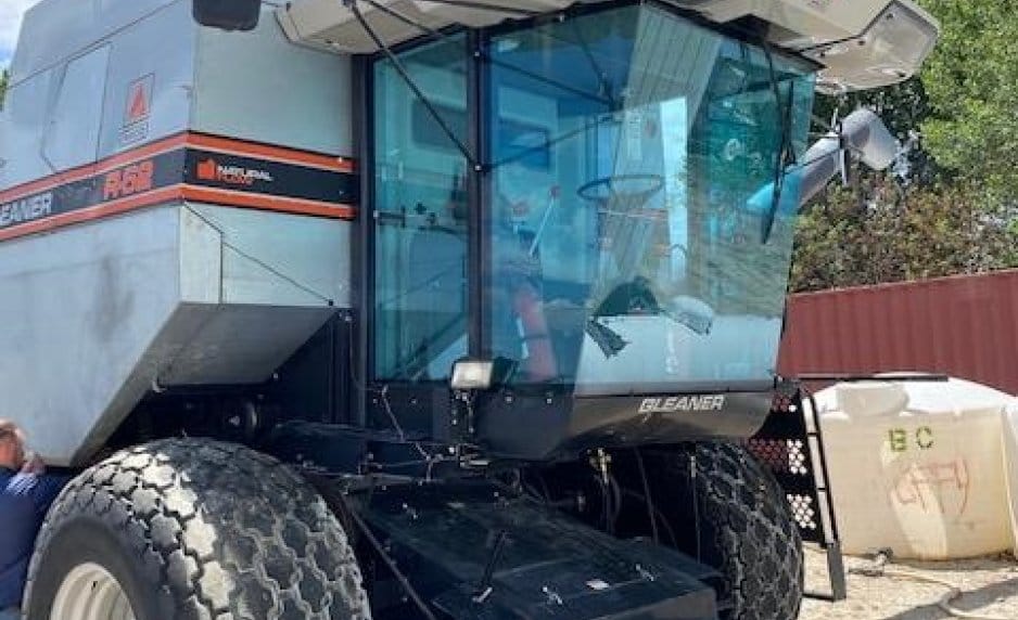 1995 Gleaner R62 Equipment Image0