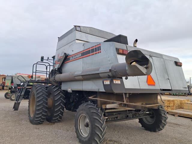Image of Gleaner R62 equipment image 2