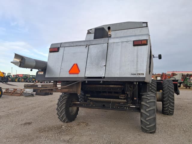 Image of Gleaner R62 equipment image 3