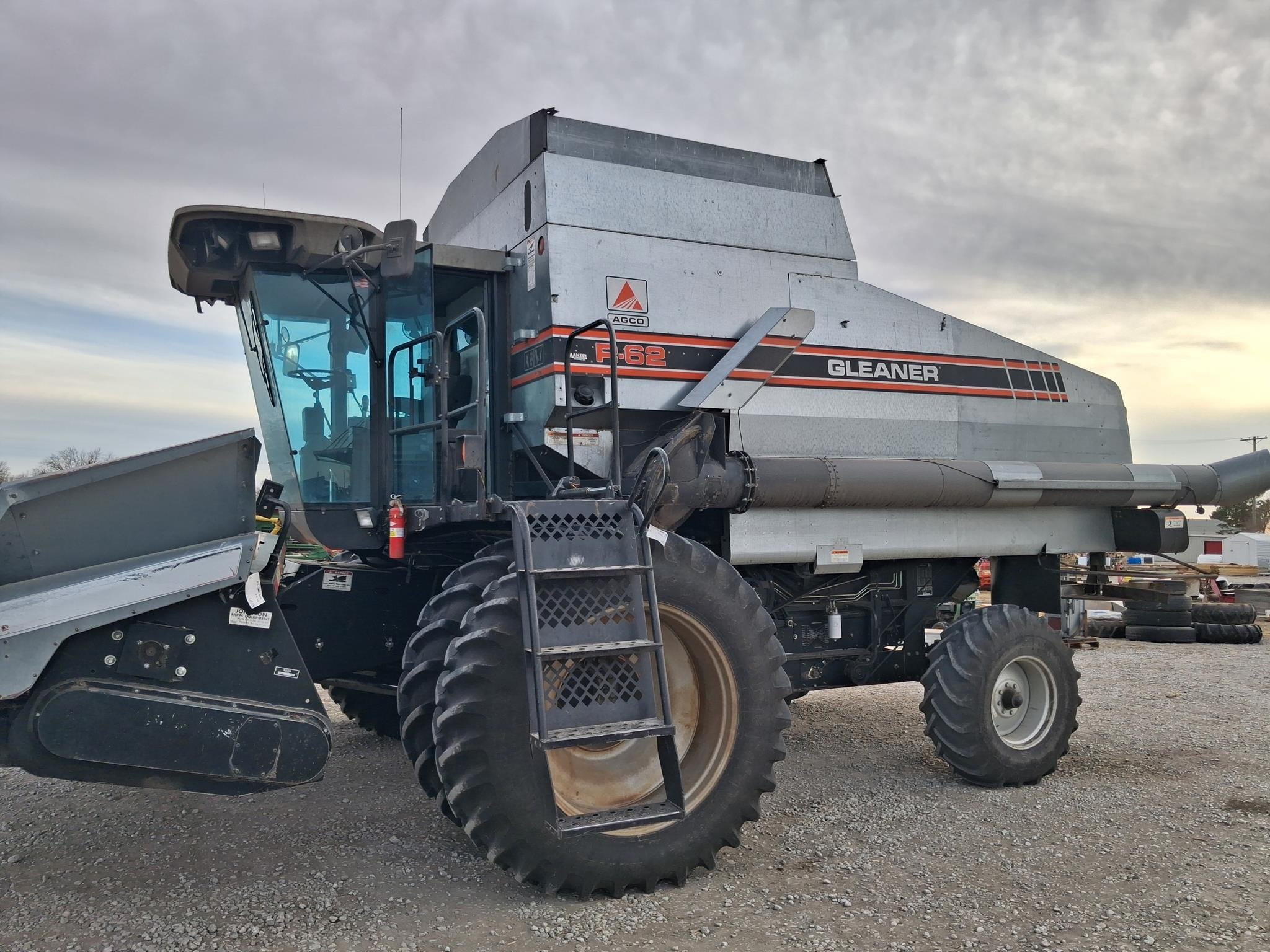 1995 Gleaner R62 Equipment Image0