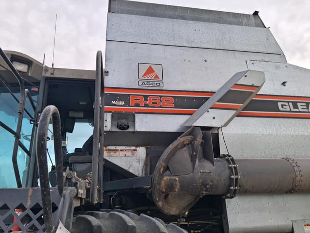 Image of Gleaner R62 equipment image 1
