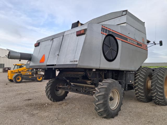 Image of Gleaner R62 equipment image 4