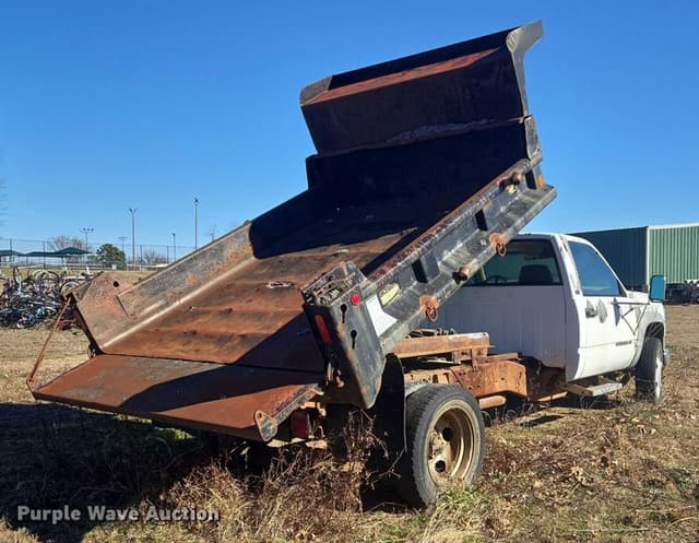 Image of GMC Sierra C3500 equipment image 4