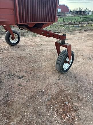 Image of Hesston 8100 equipment image 2