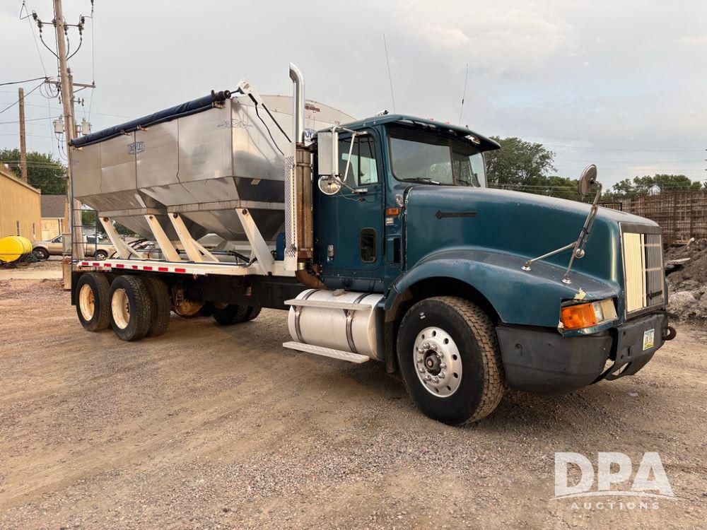 1995 International 9400 Equipment Image0