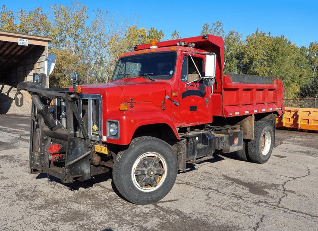 1995 International 2574 Equipment Image0