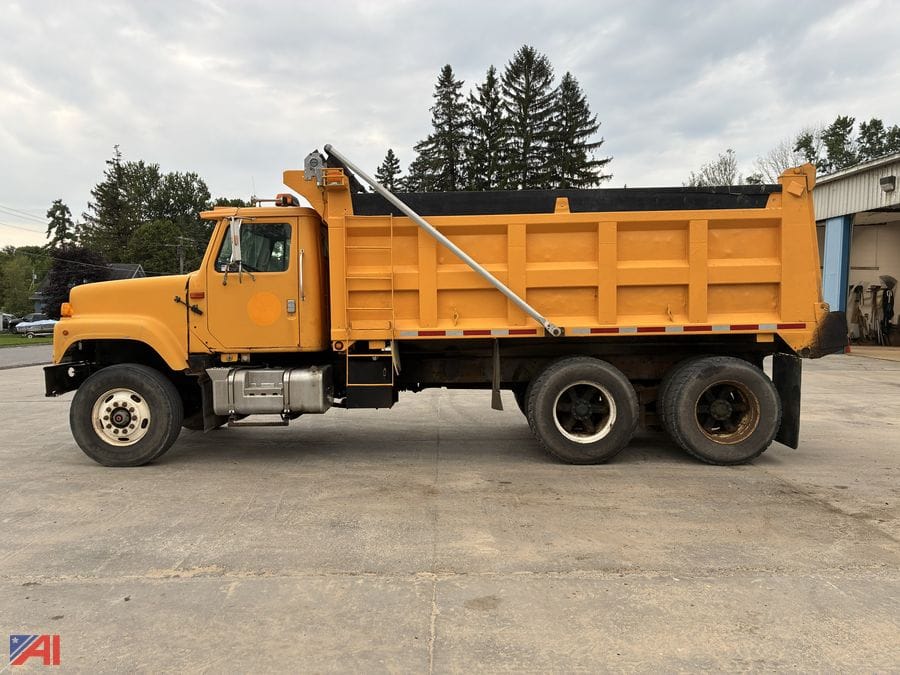 1995 International 2574 Equipment Image0