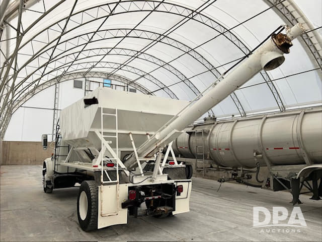 Image of International 4700 equipment image 2