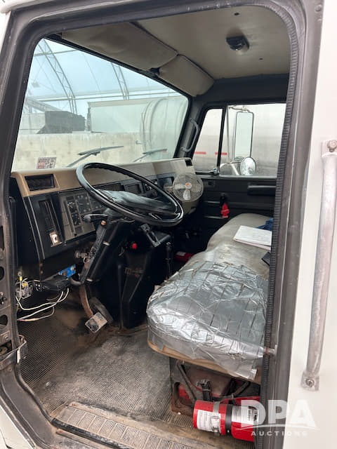 Image of International 4700 equipment image 3