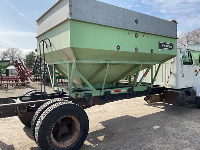 Image of International 4900 equipment image 2