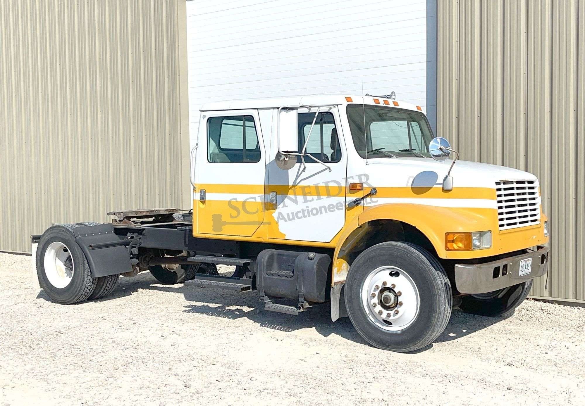 1995 International 4900 Equipment Image0