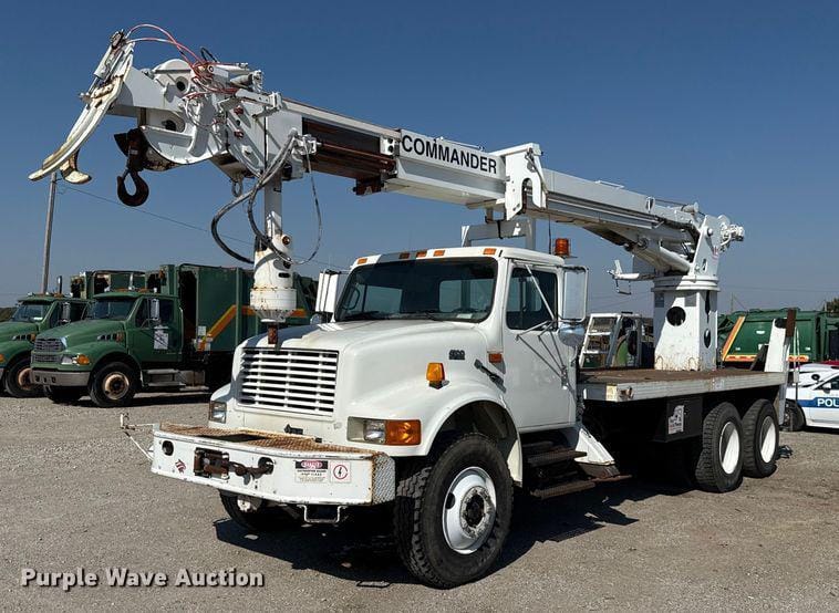 1995 International 4900 Equipment Image0