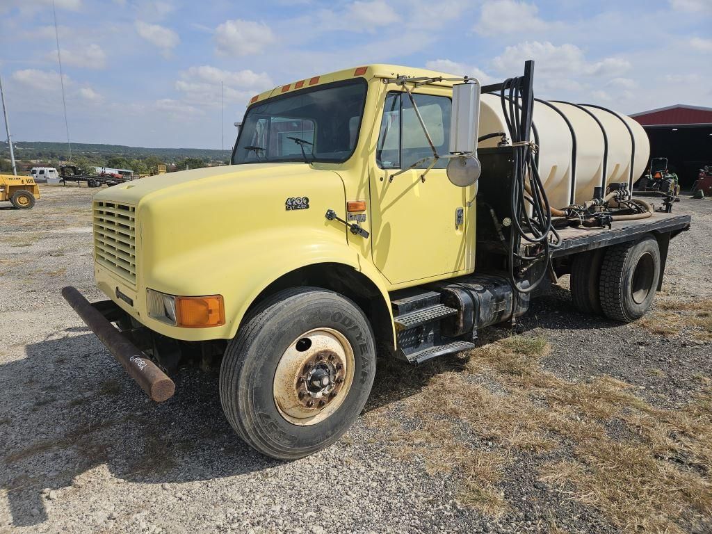 International 4900 DT466 Equipment Image0