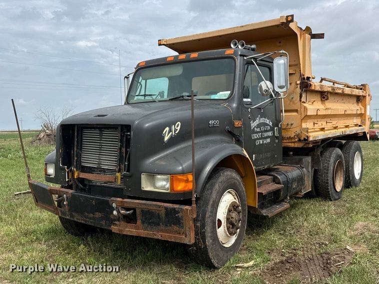 1995 International 4900 Equipment Image0