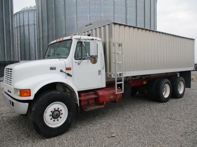 1995 International 4900 Equipment Image0