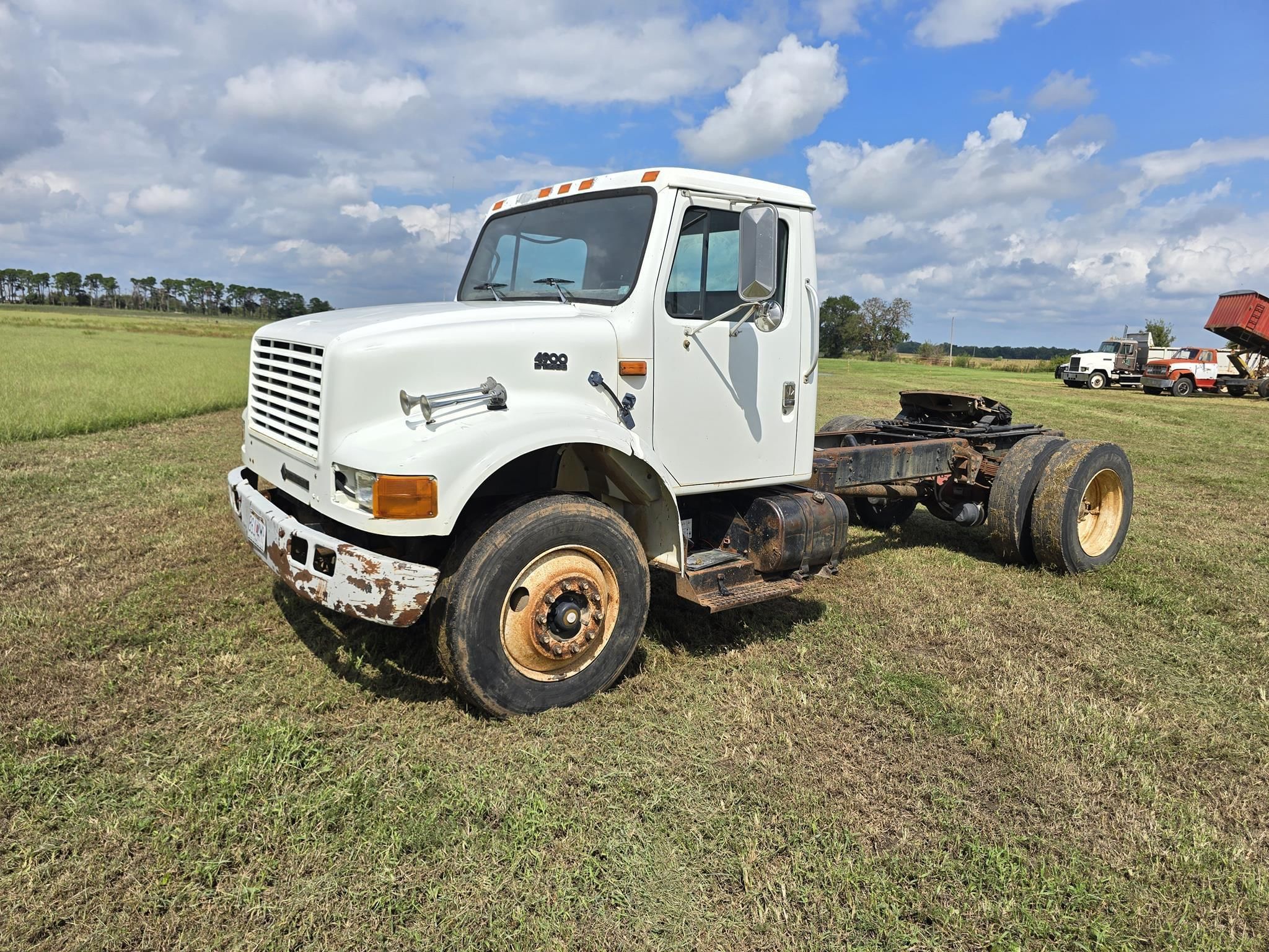 1995 International 4900 Equipment Image0