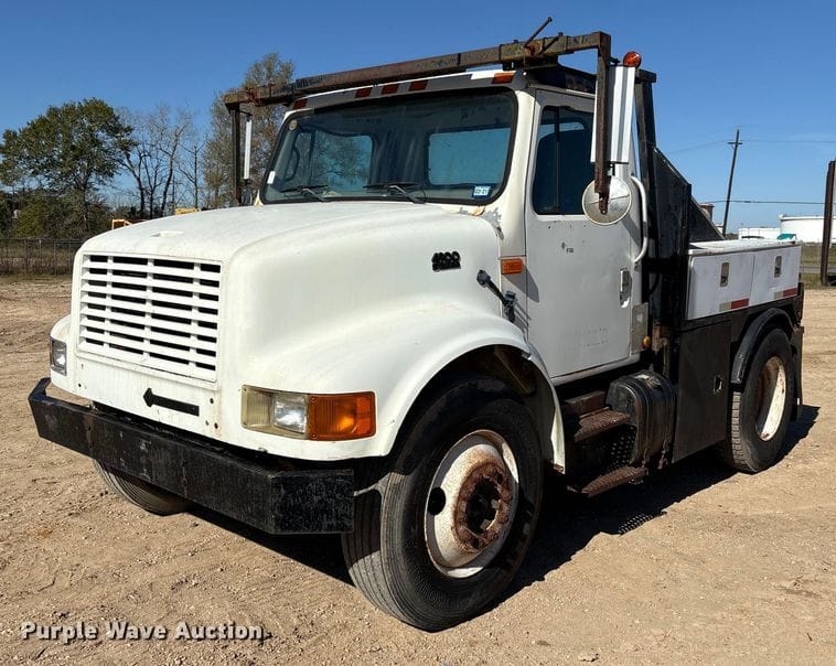 1995 International 4900 Equipment Image0