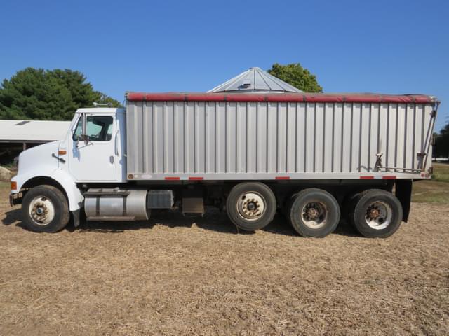 Image of International 8100 equipment image 2