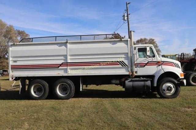 Image of International 8100 equipment image 1