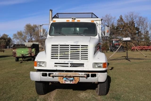 Image of International 8100 equipment image 2