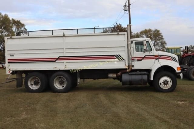 Image of International 8100 equipment image 4